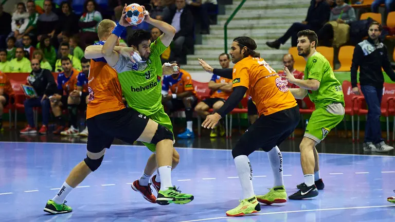El Helvetia Anaitasuna se enfrenta al Balonmano Benidorm en partido de la duodécima jornada de la Liga Asobal. MIGUEL OSÉS 18