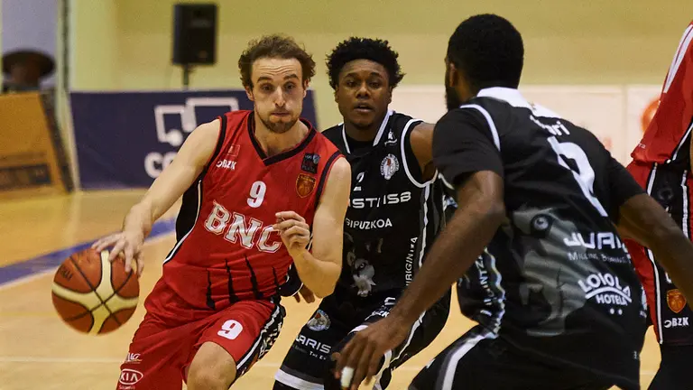 El Basket Navarra se enfrenta al Iraurgi Juaristi en Arrosadia. MIGUEL OSÉS