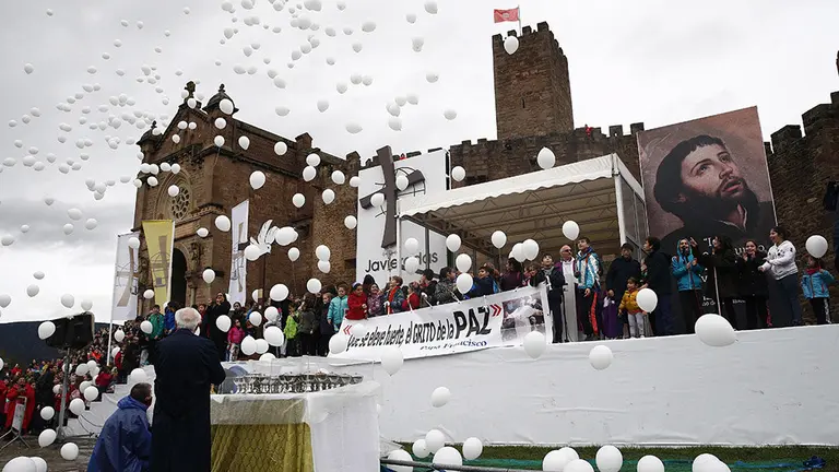 GRAF9334. CASTILLO DE JAVIER (NAVARRA), 10/03/2018.- Miles de peregrinos se acercan ya al castillo de Javier, donde esta tarde tendrá lugar la misa con la que se cierra la segunda y última de las Javieradas de 2018, una cita anual con la que muchos cumplen para honrar al patrón de Navarra y de las misiones, San Francisco de Javier. EFE/Jesús Diges