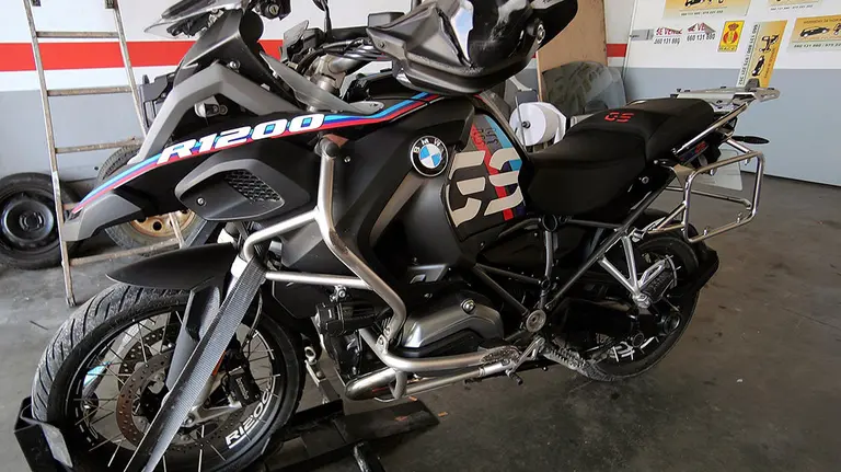 GRAF374. ESTEPA DE SAN JUAN (SORIA), 02/12/2018.- Motocicleta en la que viajaba un motorista, de 54 años y vecino de Tudela (Navarra), que ha fallecido hoy al salirse de la vía, en el puerto de Oncala, en el término municipal de Estepa de San Juan, según han informado fuentes de la Subdelegación del Gobierno. EFE/ Wifredo García