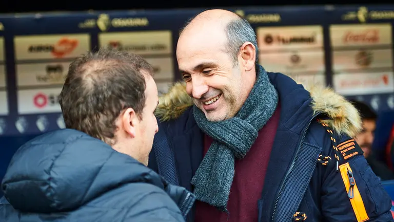 El entrenador del Lugo Alberto Monteagudo saluda a Arrasate. MIGUEL OSÉS.