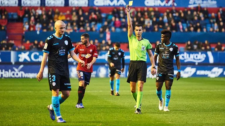 Partido entre Osasuna y Lugo con el árbitro Varón Aceitón correspondiente a la decimosexta jornada de liga. MIGUEL OSÉS.