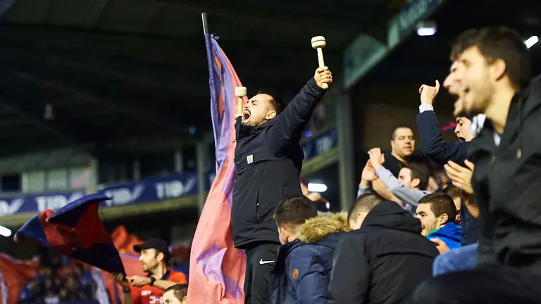 La grada de Osasuna vibra con el equipo. MIGUEL OSÉS 12