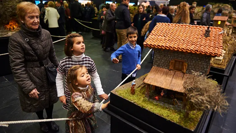 Inauguración de la exposición 'Los Belenes en Baluarte' de la Asociación de Belenistas de Pamplona. MIGUEL OSÉS 12