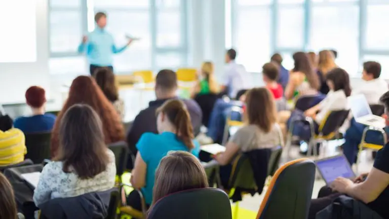 Imagen de archivo de un colegio con varios alumnos ARCHIVO