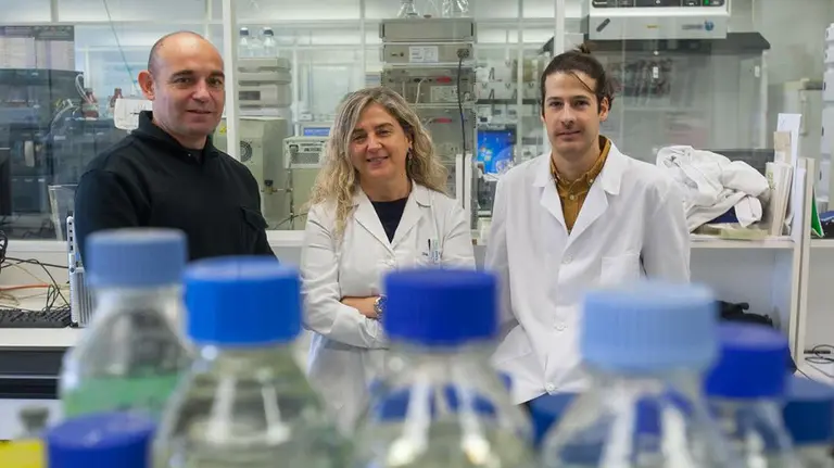 El presidente de la asociación NEN, María Blanco y el investigador Carlos Rodríguez UNAV