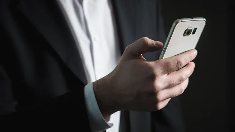 Un hombre consulta su teléfono móvil ARCHIVO