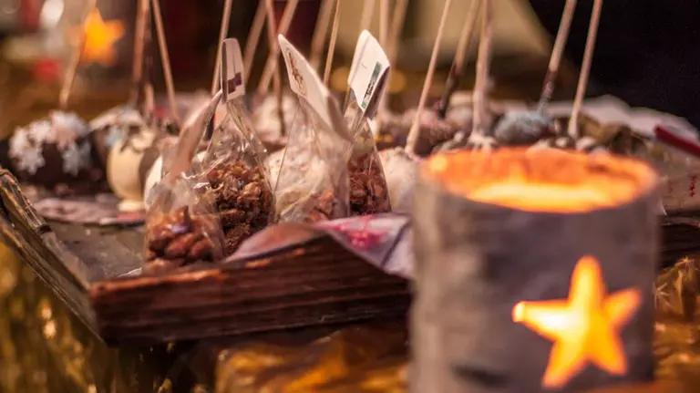 Un puesto de comida en un mercado navideño ARCHIVO