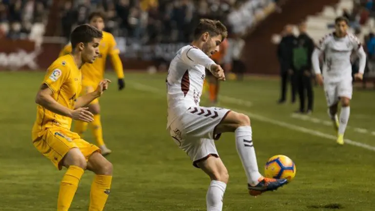 Ion Erice domina el balón jugando con el Albacete. Twitter La Liga.