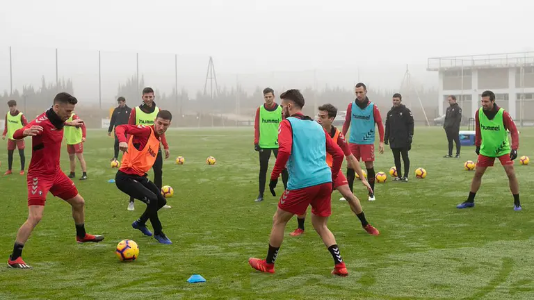 Entrenamiento de los rojillos bajo la niebla en Tajonar. CA Osasuna.