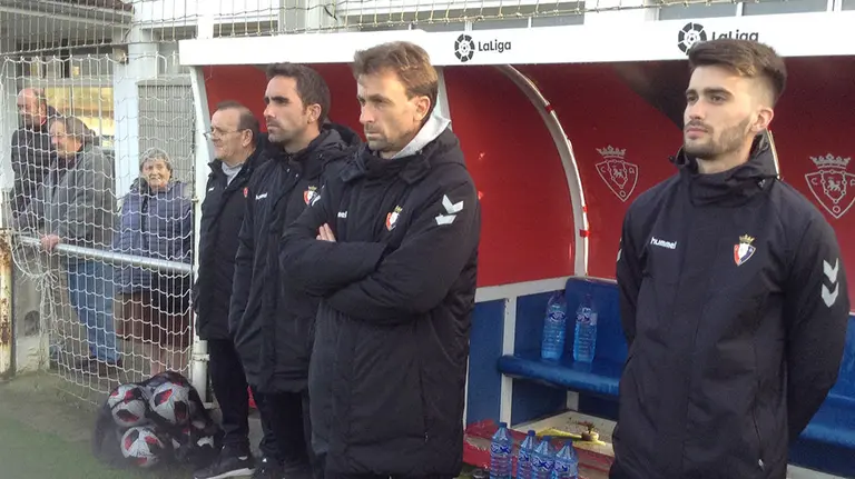 Santiago Castillejo de pie junto al banquillo de Osasuna B en Tajonar