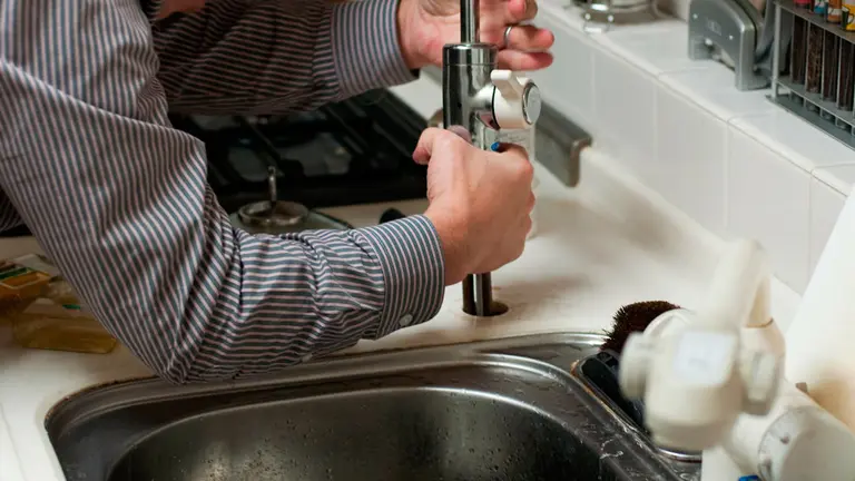 Un hombre revisa un grifo de agua. ARCHIVO