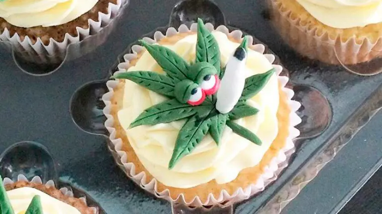 Unas magdalenas con una hoja de marihuana decorativa. POLICÍA MUNICIPAL DE PAMPLONA
