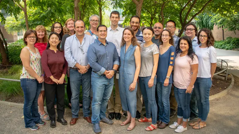 El vecino de Barañáin, Carlos Cruchaga, junto a su equipo de investigación de la universidad de Washintong. CEDIDA