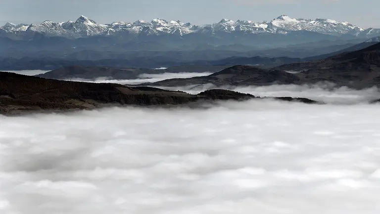 GRAF2485. PAMPLONA, 06/12/2018.-Amanecer en la comarca de Pamplona desde la sierra de El Perdón desde donde se puede apreciar la ausencia prácticamente de nieve de la cordillera pirenaica en una jornada festiva con el cielo que estará nuboso o cubierto con lluvias débiles por la mañana disminuyendo a poco nuboso con intervalos de nubes altas a partir de la tarde, y en el resto habrá intervalos de nubes bajas tendiendo a poco nuboso a partir de la tarde. No se descartan brumas y bancos de niebla matinales, según la Agencia Estatal de Meteorología, que anuncia heladas débiles en las cumbres de Pirineos, y viento de norte y noroeste flojo. EFE/Jesús Diges