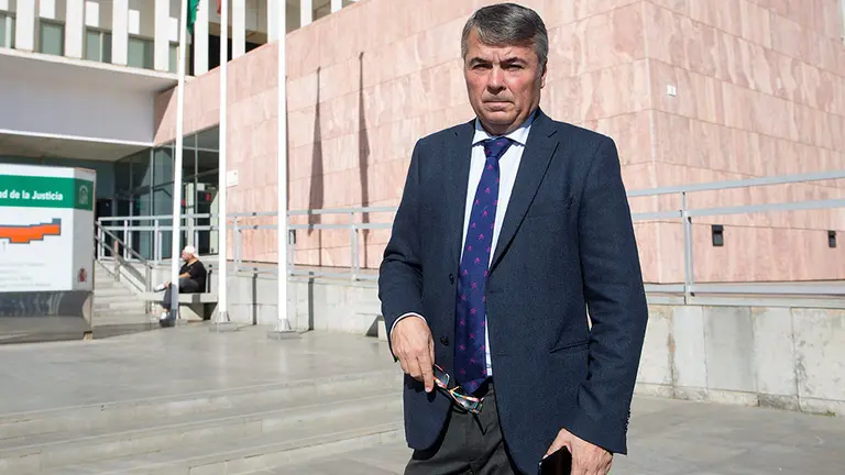 GRAF2039. MÁLAGA, 05/12/ 2018.- El abogado de cuatro de los acusados en el caso de La Manada, Agustín Martínez Becerra, ha mostrado su desacuerdo con la confirmación de la condena por abusos sexuales, por lo que la van a recurrir ante el Tribunal Supremo para que se dicte un fallo que determine que hubo "relaciones consentidas", en declaraciones a Efe, y tras las cuales ha posado junto a la Ciudad de la Justicia de Málaga. EFE/Daniel Pérez