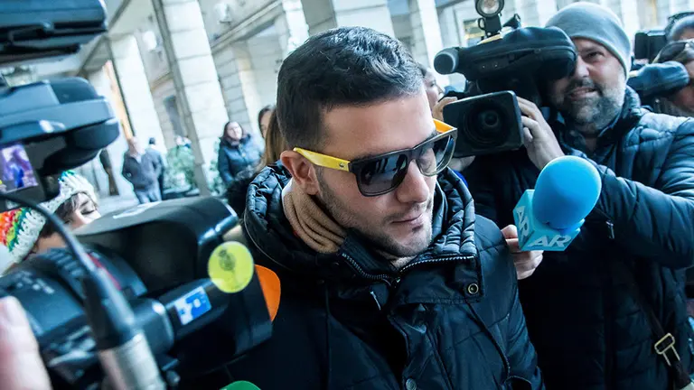 -FOTODELDIA- GRAF1955. SEVILLA, 05/12/2018. - El miembro de la Manada Ángel Boza, tras firmar en los juzgados de Sevilla como cada miércoles, hoy cuando el Tribunal Superior de Justicia de Navarra ha confirmado la condena de 9 años de prisión a cada uno de los cinco miembros de la Manada por un delito continuado de abuso sexual con prevalimiento, pero con el voto discrepante de dos magistrados que entienden que sí hubo agresión sexual (violación). EFE/ Raúl Caro.