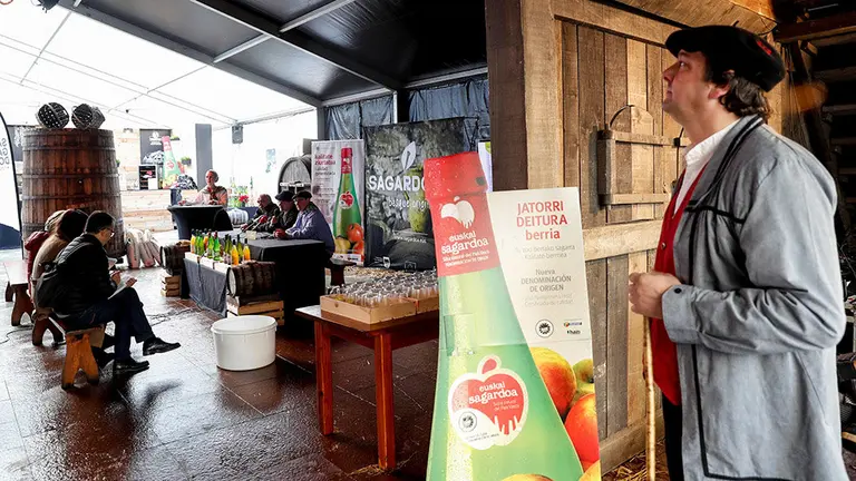 GRAF3488. SAN SEBATIÁN, 08/12/2018.- Representantes del sector de la sidra en Euskadi, Navarra y el País Vascofrancés han presentado hoy en San Sebastián la nueva cosecha de manzana y los nuevos proyectos de la central de reserva automática de sidrerías Sagardoa Route. EFE/Juan Herrero