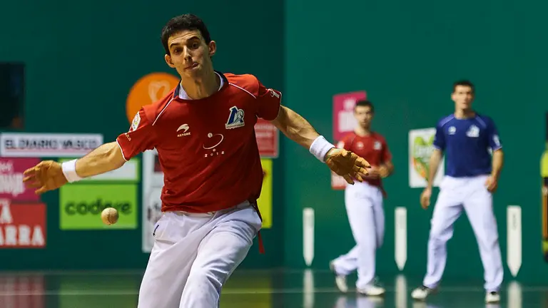 Altuna III-Martija se enfrentan a Elezkano II-Rezusta en partido del Campeonato de Mano Parejas. MIGUEL OSÉS 1