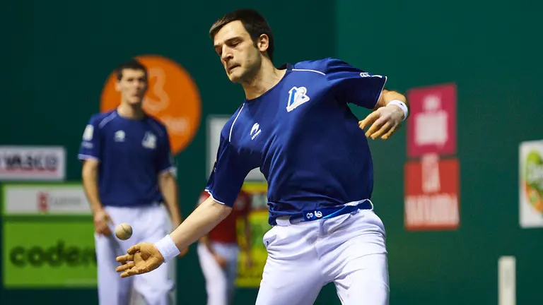 Altuna III-Martija se enfrentan a Elezkano II-Rezusta en partido del Campeonato de Mano Parejas. MIGUEL OSÉS 4