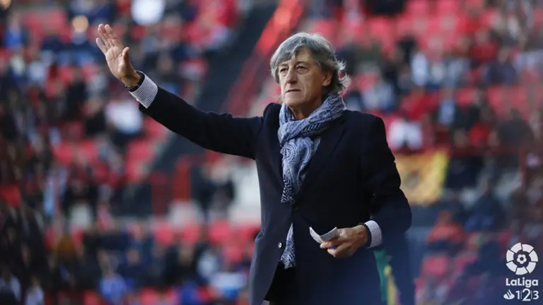 Enrique Mart&iacute;n Monreal junto al banquillo del N&aacute;stic. La Liga.