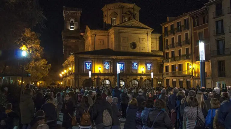 Multitudinario encuentro para asistir al encendido navideño de la parroquia San Lorenzo CEDIDA