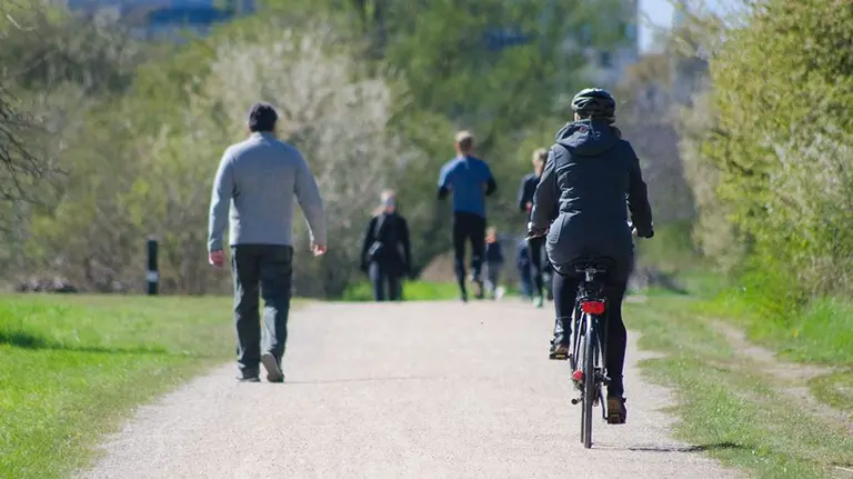 Imagen de una persona en bici ARCHIVO
