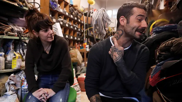 GRAF3928. SAN SEBASTIÁN, 09/12/2018.- El muralista y escultor donostiarra, Mikel Herrero, y la estudiante de Diseño Gráfico navarra, Olaia Chocarro, los dos integrantes de la empresa Innovart 19, desde que emplearon su arte en Las Hortichuelas (Almería), en casa de la abuela de &#34;el pescaito&#34; Gabriel Cruz, el niño asesinado en febrero por la pareja de su padre, plasman dibujos en muros con mensajes para que los paseantes &#34;piensen por un momento&#34; en los problemas con los que convivimos día a día. EFE/Javier Etxezarreta