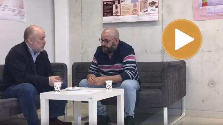 Los físicos Joaquín Sevilla y Javier Armentia en su espectáculo 'Ciencia en el bar' player