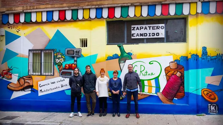 El mural situado en el barrio de la Rochapea a favor del comercio de proximidad CEDIDA