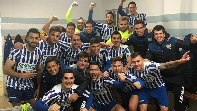 La primera alegría de los jugadores del Izarra en Estella. Twitter Chema Moreno