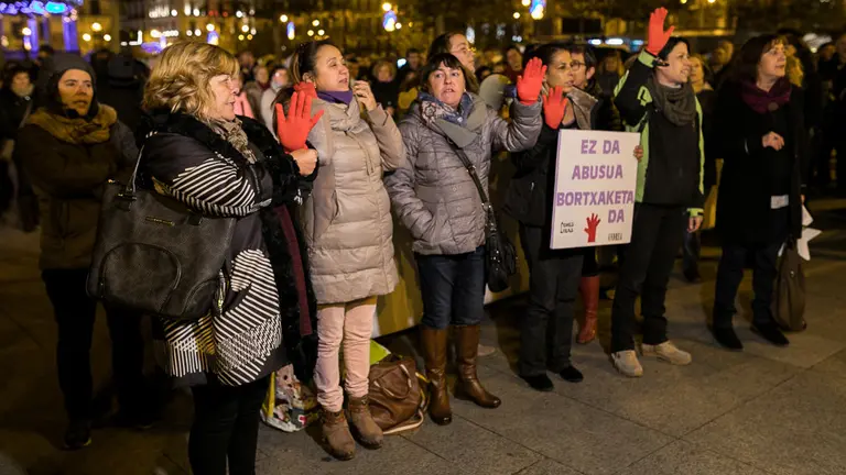 Concentración convocada por el colectivo feminista Andrea-Lunes Lilas para rechazar la violencia machista (12). IÑIGO ALZUGARAY