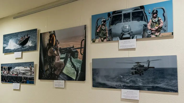 Inauguración de la exposición fotográfica 'Misión- Atalanta', que expone el trabajo realizado por las Fuerzas Armadas en la lucha por erradicar la piratería en aguas del Índico. IÑIGO  (9)