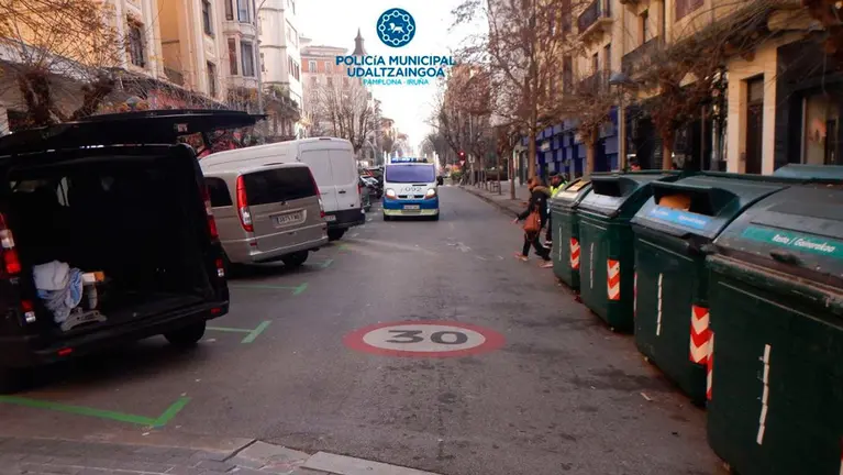 Una mujer indica a la Policía Municipal el punto desde el que salió la mujer atropellada en la calle Sancho el Mayor de Pamplona. POLICÍA MUNICIPAL