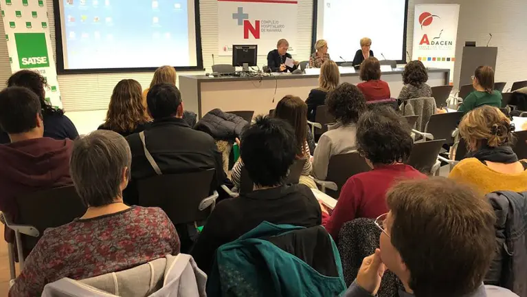 Varias personas asisten a la jornada organizada por Satse y Adacen CEDIDA