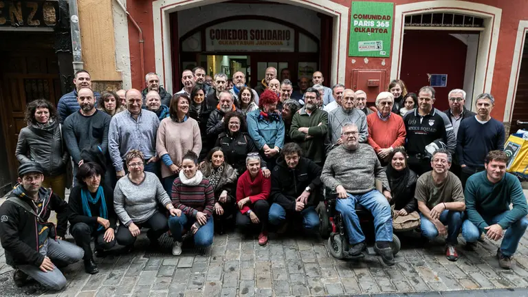 Sindicalistas, trabajadores y pensionistas realizan un llamamiento para pedir donaciones económicas a favor del comedor social Paris 365 (06). IÑIGO ALZUGARAY