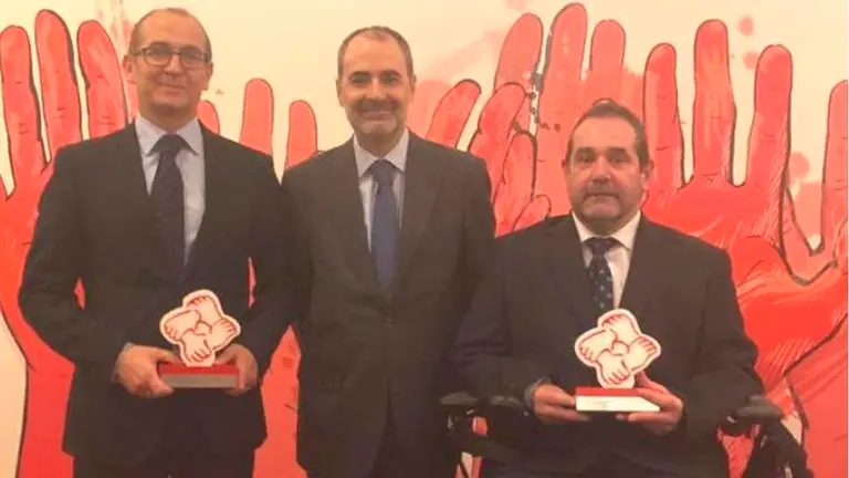 Javier Miranda, derecha, en los premios Actualidad Económica