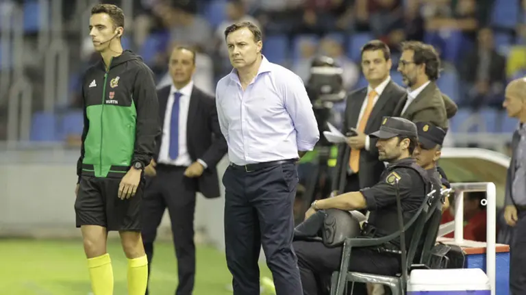 Cristobal Parralo de pie junto al banquillo del Alcorcón. La Liga.