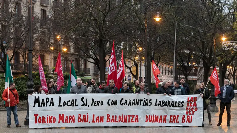 Concentración convocada por UGT, CCOO, ELA y LAB, para exigir que la Ley de Reforma del Mapa Local incorpore las demandas de estos sindicatos (01). IÑIGO ALZUGARAY