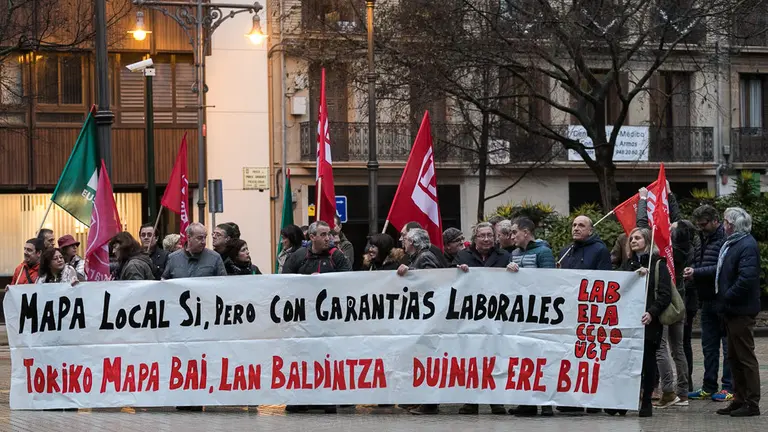 Concentración convocada por UGT, CCOO, ELA y LAB, para exigir que la Ley de Reforma del Mapa Local incorpore las demandas de estos sindicatos (03). IÑIGO ALZUGARAY