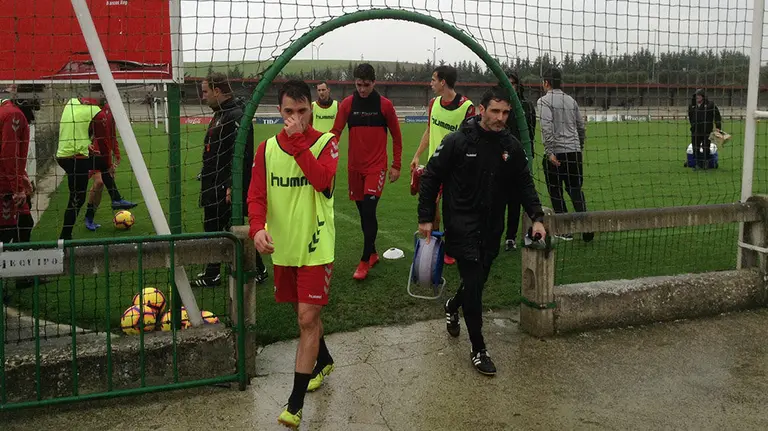 Entrenamiento de Osasuna bajo la lluvia en Tajonar.