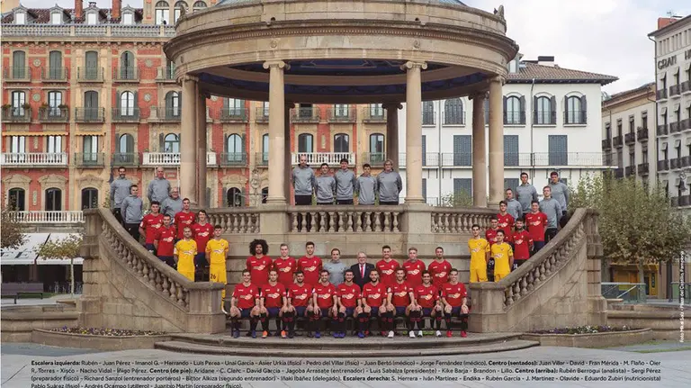 Poster oficial de Osasuna 2018-19 en la Plaza del Castillo de Pamplona.