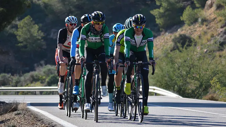 Los corredores del CC Burunda profesional ruedan en carreteras de Almería. Cedida.