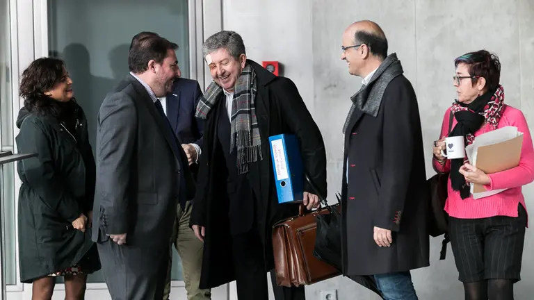 El ex consejero de Economía y Hacienda Álvaro Miranda a su llegada a la Comisión de Investigación sobre la desaparición de Caja Navarra (06). IÑIGO ALZUGARAY