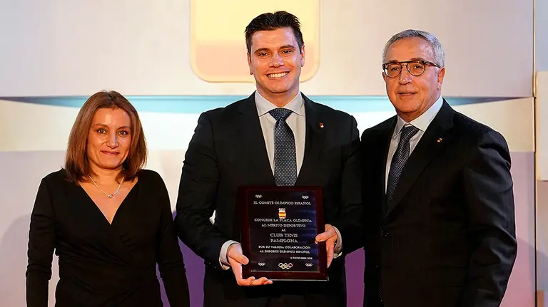 El club de Tenis Pamplona, homenajeado por el COE en Madrid. Cedida.