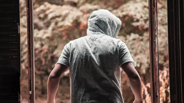 Un atracador abandona el lugar. ARCHIVO