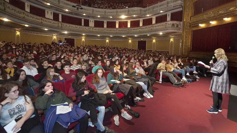 Ana Ollo se dirige a jóvenes estudiantes en el Gayarre