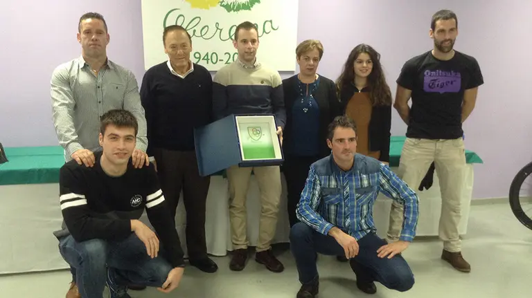 Javier Labiano con la placa de Oberena rodeado de su familia y pelotaris del club