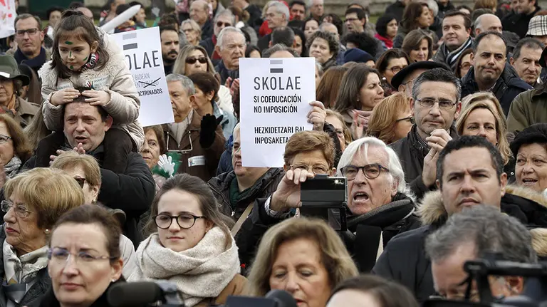 Varios cientos de personas, convocadas por la plataforma ciudadana &#34;Educar en Libertad&#34;, se han concentrado hoy en Pamplona para defender la &#34;insumisión&#34; al programa de coeducación del Gobierno de Navarra Skolae por considerarlo &#34;ilegal, ilegítimo e injusto&#34;. EFE/Villar López