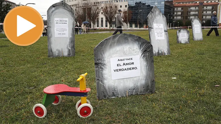 GRAF7410. PAMPLONA, 15/12/2018.- Varios cientos de personas, convocadas por la plataforma ciudadana "Educar en Libertad", se han concentrado hoy en Pamplona para defender la "insumisión" al programa de coeducación del Gobierno de Navarra Skolae por considerarlo "ilegal, ilegítimo e injusto". El acto se ha celebrado junto a un cementerio diseñado para la ocasión en la Plaza de la Insumisión, en el que diversas lápidas han simbolizado que "Skolae quiere matar la libertad de educación, quiere matar el amor verdadero, quiere borrar el género de los hijos, quiere acabar con las funciones y obligaciones que corresponden a la familia". EFE/Villar López